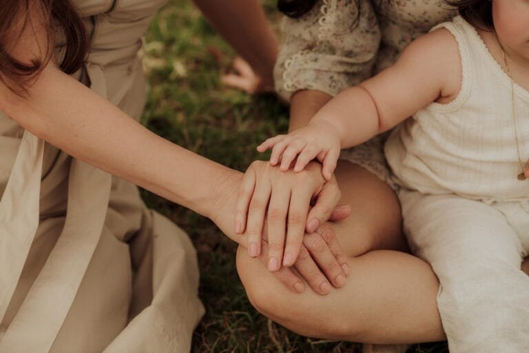 3 generaties handen op elkaar. baby, moeder, grootmoeder. Verwijzing naar vertrouwen. foto van 3 generaties handen op elkaar. baby, moeder, grootmoeder. foto: Gerzon Piñata