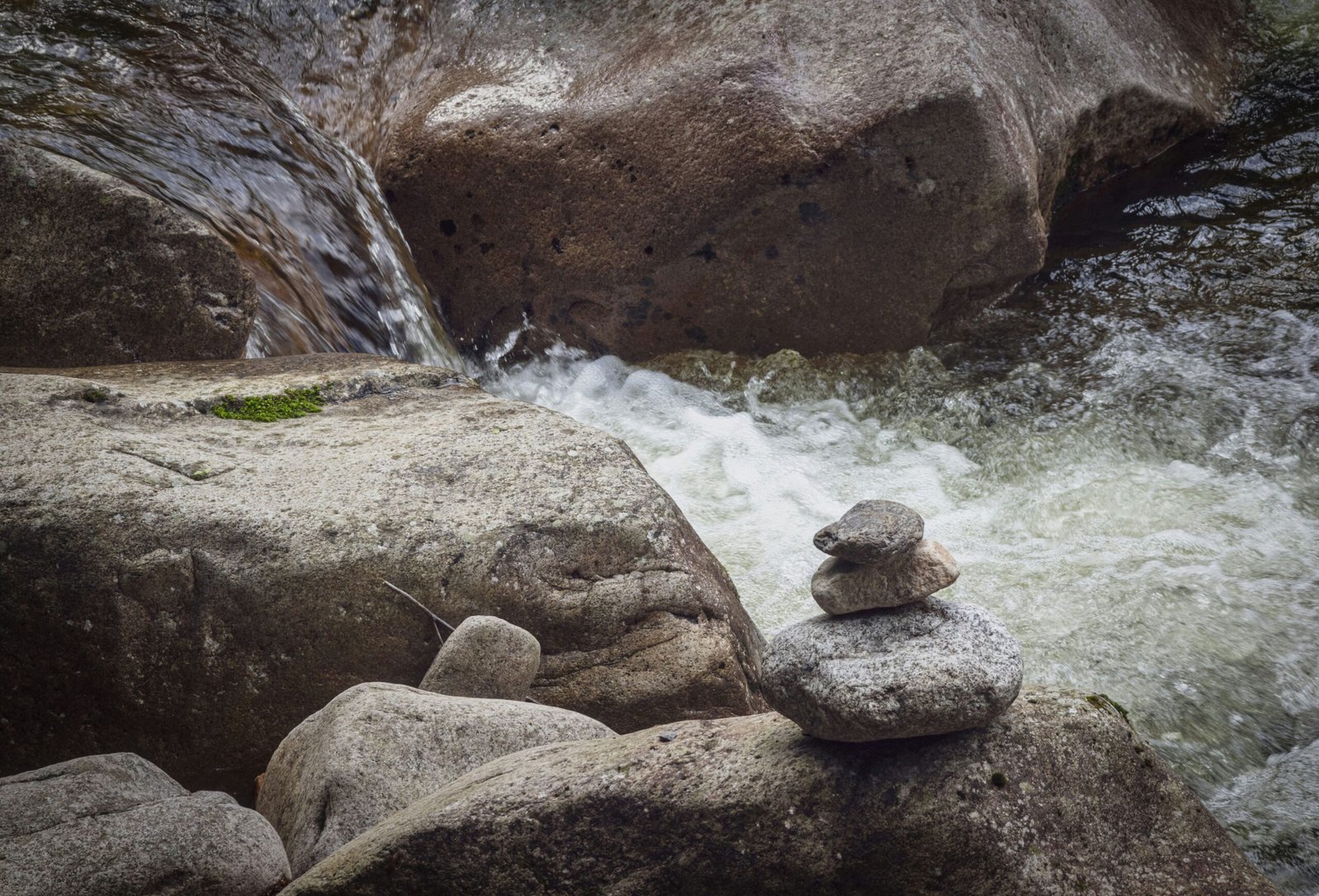 Zacht stromend water dat over gladde stenen beweegt, als metafoor voor de natuurlijke stroming en werking van het lymfesysteem in het lichaam. foto: Photos of Korea