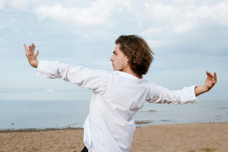 Taiji is meer dan een zachte bewegingsvorm. Het is een transformatieve praktijk die lichaam, geest en zenuwstelsel beïnvloedt, met positieve effecten op balans, stress, cognitie en welzijn. In Studio Zuid ervaar je hoe traagheid, aandacht en zachtheid samenkomen in een veilige, professionele setting. foto: cottonbro studio