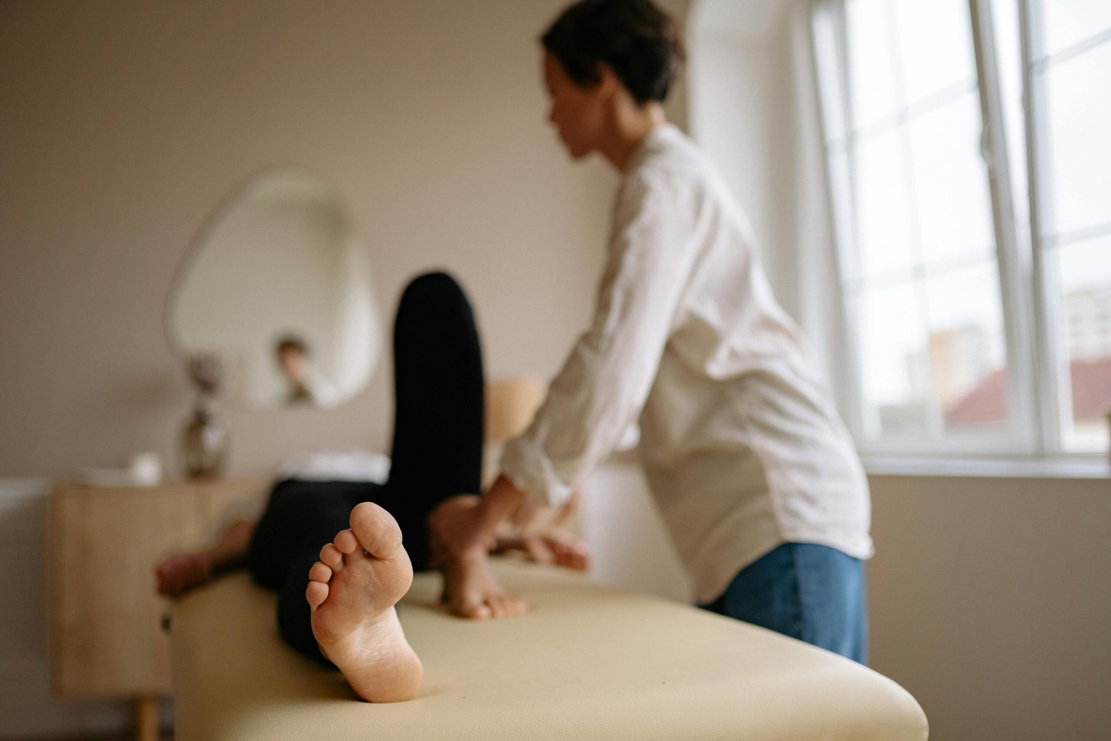 Persoon ligt ontspannen op een behandeltafel voor een esotherische behandeling. Foto: Yan Krukau