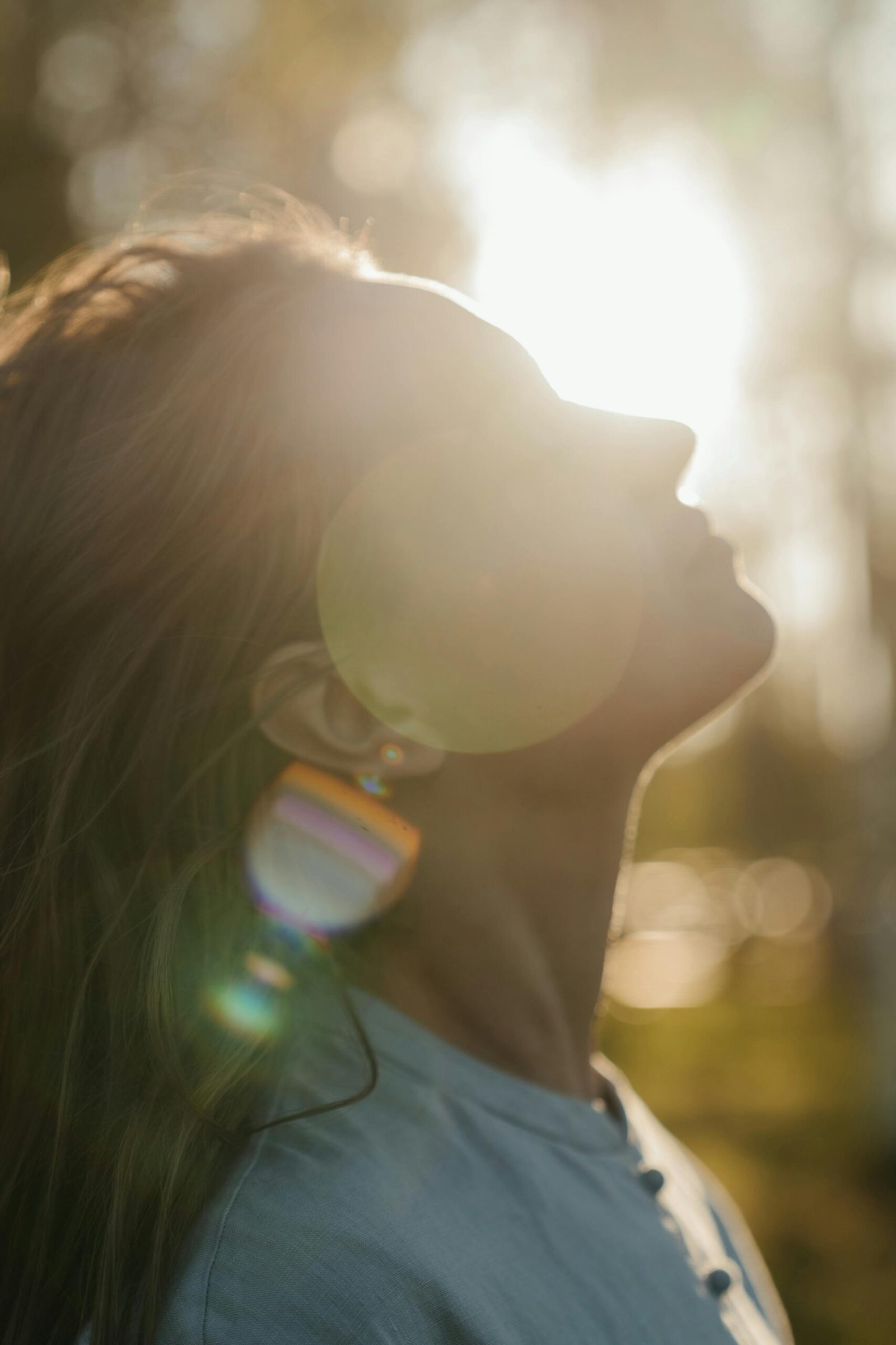 Vrouw kijkt omhoog in het licht