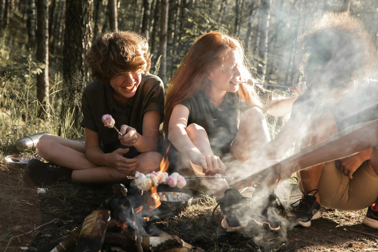 Kinderen bij kampvuur